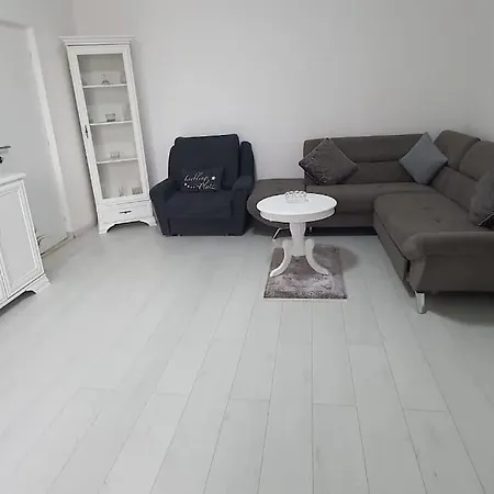 Solid 11 Retreat Apartment *